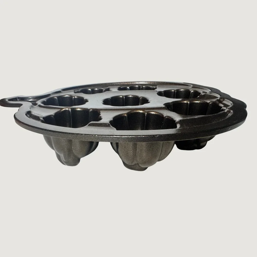 Nordic Ware Pumpkin Cakelet Pan 8 Cavity Cast Aluminum Bronze Bakeware Autumn